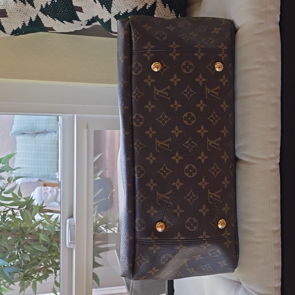 Louis Vuitton Monogram Artsy MM Purse - Picture 5 of 9
